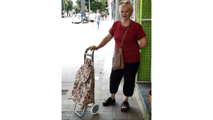 Vuelven los changuitos: Ana María (74) posa con el suyo
